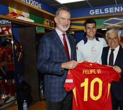 Su Majestad el Rey con el presidente de la Real Federación Española de Fútbol, Pedro Ángel Rocha, y el capitán de la selección Española de Fútbol, Álv